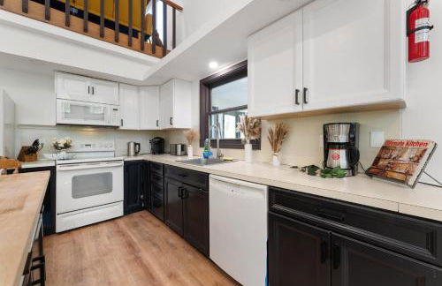 Spacious Waterfront Mansion wHot tubPoolTable - Foto 12