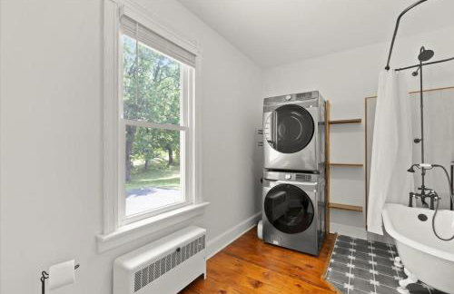 Hudson Restored Farmhouse with Fire Pit - Foto 31