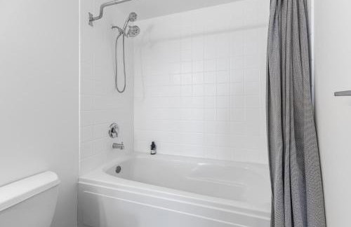 Modern Historic Loft 19ft Ceilings, Gym, Heated Parking, Skyline Views, Balcony - Foto 18