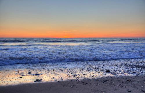 Enlli Fach cabin sleep's 2 adults and 2 children 2 dogs welcome not suitable for contract workers due to parking height restrictions - Photo 26