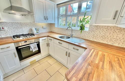 Gateman's Cottage - Three Bedroom Detached Home - Free Parking - Close to New Forest and Beaches - Photo 5