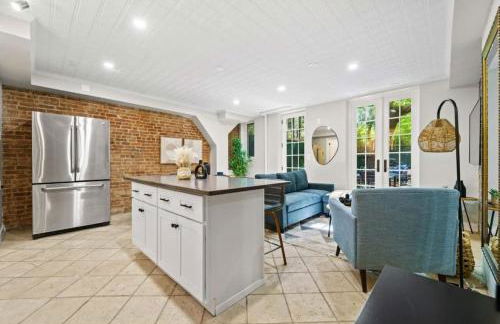 Newly Renovated 2BR w Rare Private Backyard and BBQ - Foto 13