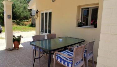 Albert's Place - Photo 2