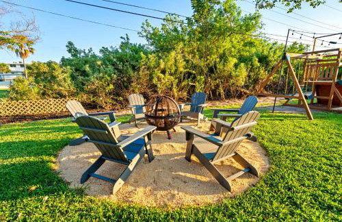 Surf Drive - Ultimate Beach Getaway for Families - Photo 61