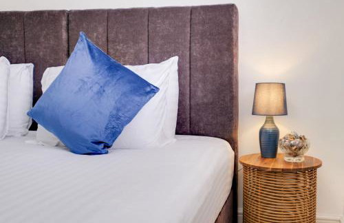 Luxury 5 BDR 2 BA House with Parking in Sandhurst By 360Stays - Photo 47