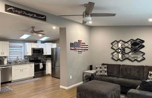 Stylish 3 BR Entire Home NearTown & Beach with Pool Table & King Bed - Foto 21