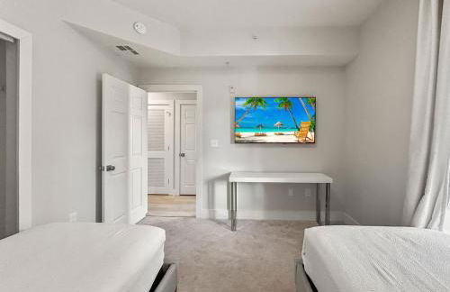 Family-Friendly 3-Bedroom Condo for 6 and 5 min to Disney - Photo 13