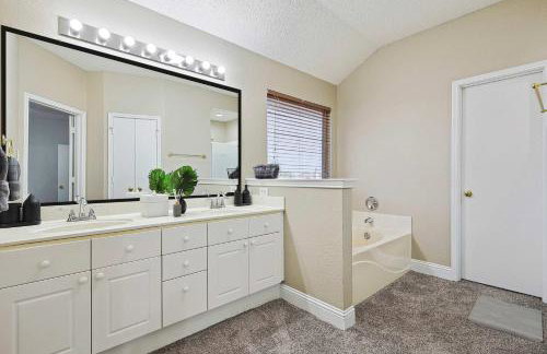 Modern Comforts & Classic Charm w Pool 5BD - Foto 23