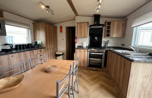 L60, Two bedroom caravan - California Cliffs, Parkdean Resort, Scratby - Sleeps 6, bed linen, towels plus Wi-Fi included - Sorry no pets - Foto 11