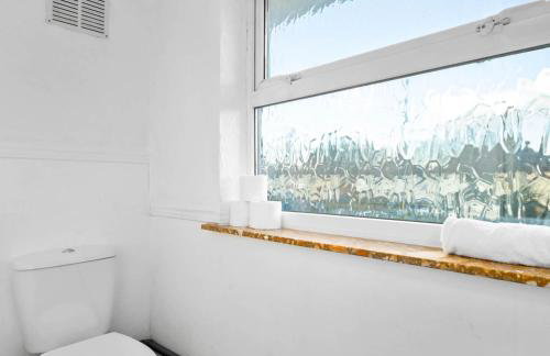 Stylish Four Bed House - 7 Guests - Garden - Parking - Netflix 802W - Foto 34