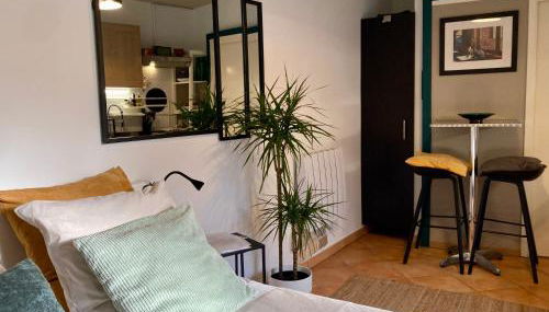 AUX 4 LOGIS - Studio Le City - Petit déjeuner offert 1ère nuit - Foto 4, wardrobe