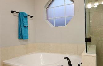Gorgeous 4 bedroom 2,5 bath Home with Heated Pool, Spa & Game Room close to DFW Airport - Photo 20