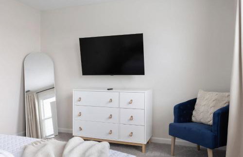 Capitol House - 3 Bed 1 Full and 1 Half Bath, Pet Friendly with Hot Tub walk to Lucas Oil Stadium - Foto 41