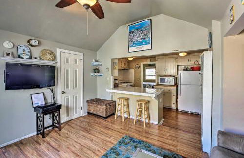 Tropical Island Escape with Deck, Walk to Avalon Bay - Foto 6