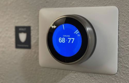 Airy Modern 2BR/2BA - Parking + Laundry + Sleep 6 - Foto 29