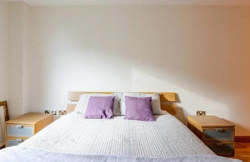 Chelsea Riverfront 2BR & Balcony - Foto 15