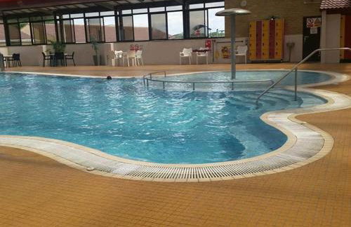 Caravan Sleeps 4 with Free Parking - Foto 12