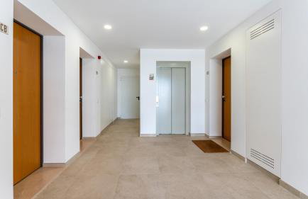 Modern 2BR w Rooftop Pool & Parking by LovelyStay - Foto 18