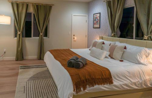 Spacious Disneyland Getaway I Game Room, King Suites & EV Access I Sleeps 14 - Foto 18