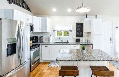 Loft Cabin w, Hot Tub, Fire Pit, Huge Deck & WiFi! - Foto 4