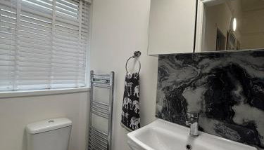 Shannon suite- Home away from Home-suitable for couples, contractors and NHS- free parking - Foto 4, towels, Shower