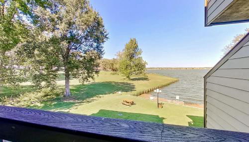 Tranquility on the Lake - Photo 3