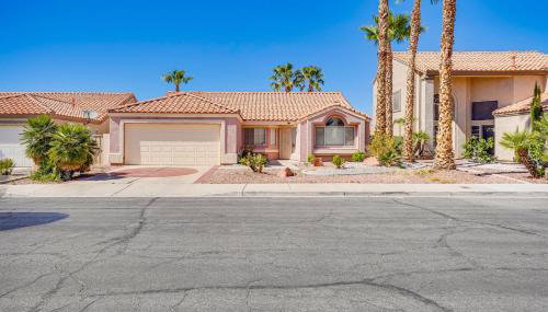 Sleek Vegas Home with Private Pool, Game Room! - Foto 2