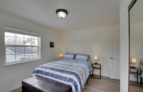 Crescent City Home with Hot Tub Half-Block to Beach - Foto 17