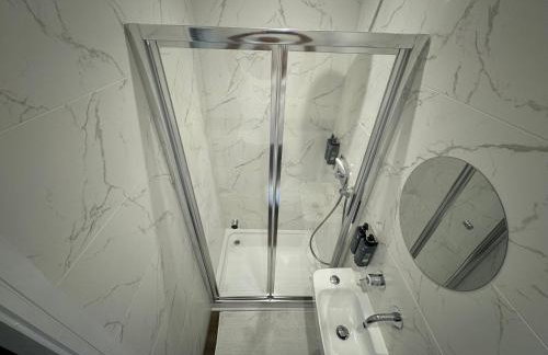 Southgate Luxury Apartments-Jaquzzi Bath-Private Parking- suitable for contractors - Foto 57