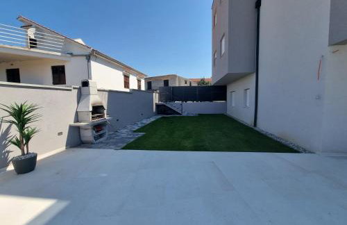 Villa Madison, Spacious Sea View Apartments Near Zadar with heated pool - Photo 48