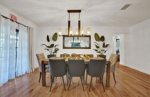 8BR Gem With Pool, Lake View & Tons of Amenities! - Foto 36