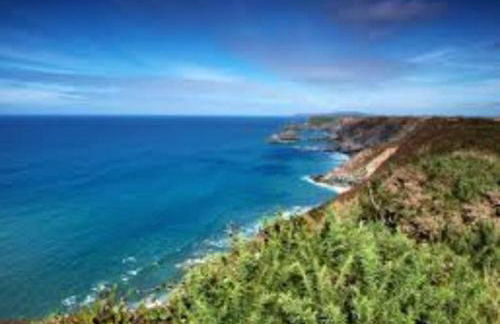 Cliffside 3 Bedroom House with Sea Views - Photo 38