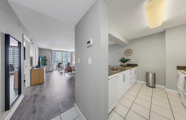Luxurious 3BR Condo with Pool in Brickell - Photo 107