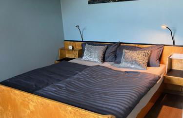 FeWo mit 3 SZ, direkte Innenstadtlage, Südterrasse, Parkplatz auf dem eigenem Privatgrundstück, 2x E-Bike und E-Autoladesäule inklusive, Konzertkirche, Schauspielhaus, FH, Jahnsportforum sowie der Tollensesee sind fußläufig in ein paar Minuten erreichbar - Foto 22