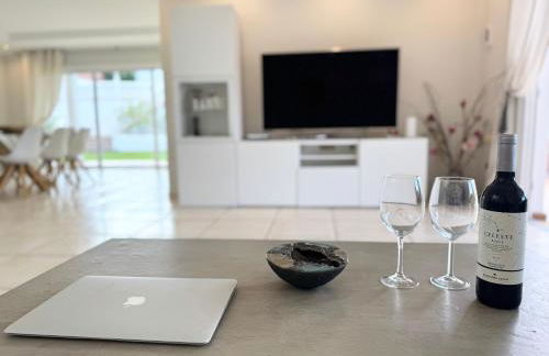 Villa Amorio a spacious modern getaway with a private heated pool & Sea Views - Foto 56