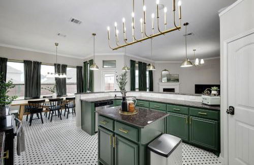 5-Bed 2-Bath with Pool & Backyard Retreat - Foto 4