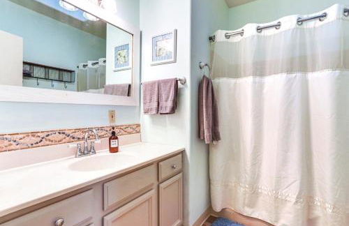 Harrison Home with Grill and Lake Views Walk to Town! - Foto 11