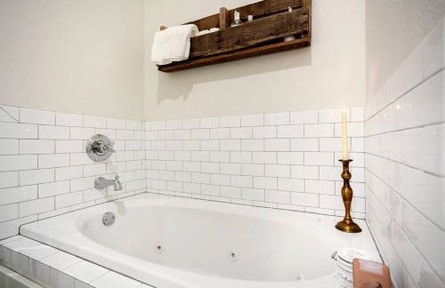 The SoFay Farmhouse- 1 MI From U of A - Foto 25