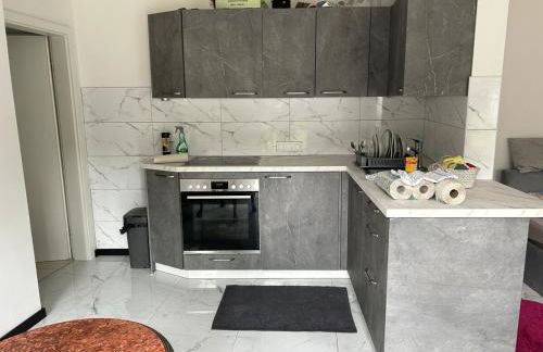 Neu renoviertes Haus mit großer Terrasse und Garten - Photo 3