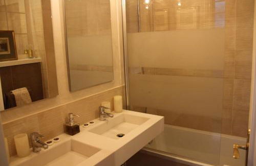 Elegant 2 Bedroom Apartment in Historic 1882 Building Central Sevilla Private Parking & Country Club Access - Foto 30