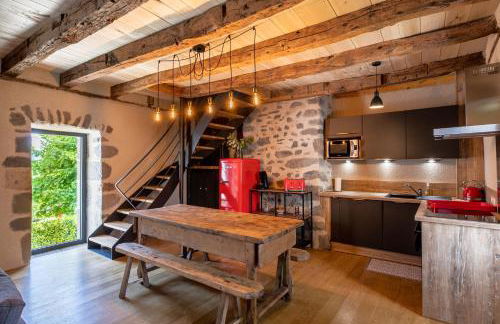 Maison typique des monts du Cantal - Photo 1