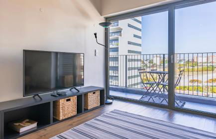 Soft Modern Flat With Pool & Gym by LovelyStay - Photo 9