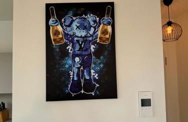 Check Point Charlie Luxury Apartment with Balcony - Photo 14