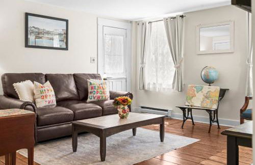 The School House Cottage, Historic 1BR Mystic River Stay Near Seaport - Foto 23