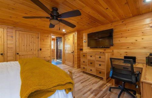 Fully Stocked Cabin Retreat w/ Game Room & Pond! - Foto 33