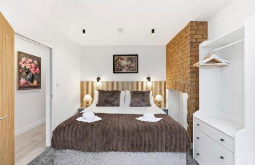 Unique 5 Bedroom 4 Bathroom House with Self-Contained-Studio - Excellent Location - Pool Table, Super-Fast Wifi, Smart TV and Self-Check-In by Yoko Property - Photo 4