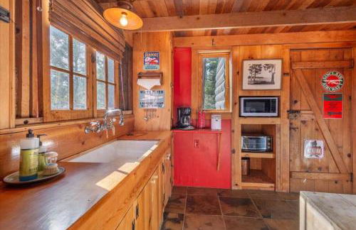 Coziest Cabin in Tahoe w Stone Fireplace Comfy Beds Close to Slopes & Lake - Foto 4