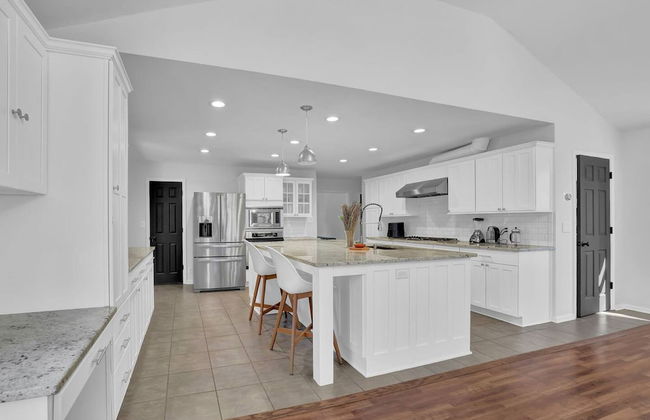 Chamblee Retreat 3BR Home w Spacious Porch - Foto 27