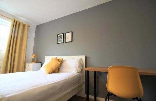 H21 -3 bed Close to Town Drive Parking 2 toilets Contractor Digs - Photo 6