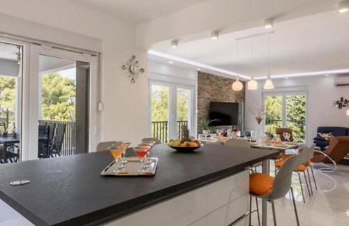 Modern & Stylish Villa with Private Pool - Foto 18